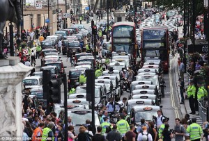 В Лондоне проходит крупнейшая акция протеста таксистов